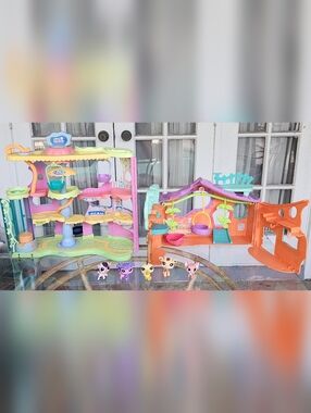 Littlest Pet Shop 2007 Club Tree House, 2006 Round & Round Pet Town, 5 LPS Pets
